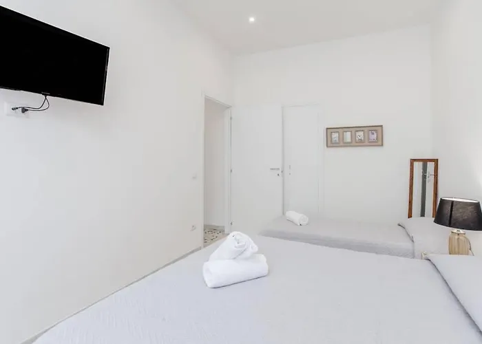 Large In Center, Termini Area Appartement *